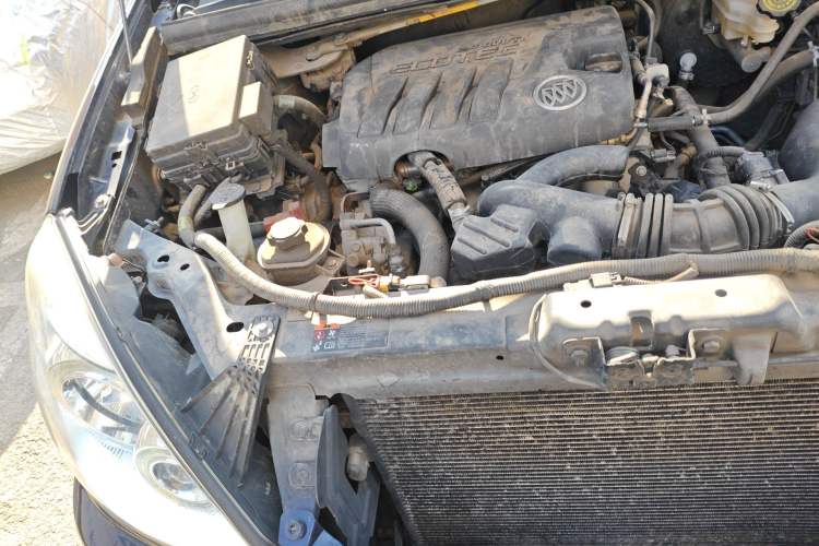 Used Buick GL8 2011 2.4L LT Executive Edition Engine Bay Right
