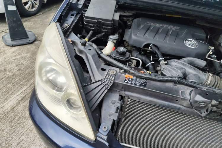 Used Buick GL8 2011 2.4L LT Executive Edition Engine Bay Right