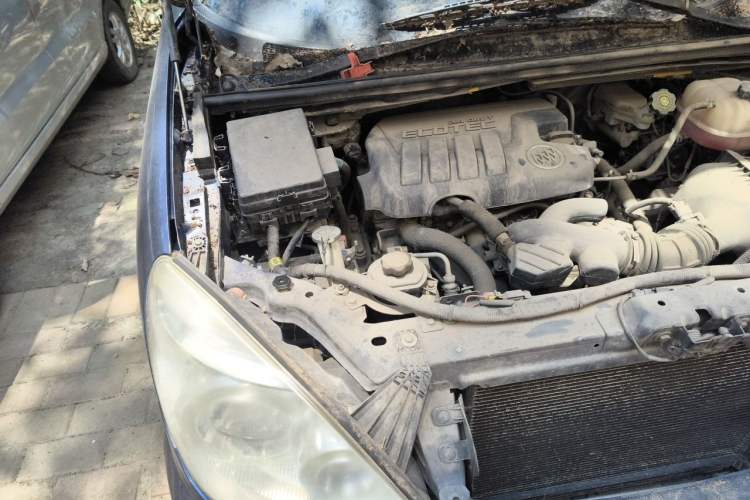Used Buick GL8 2011 2.4L CT Comfort Edition Engine Bay Right