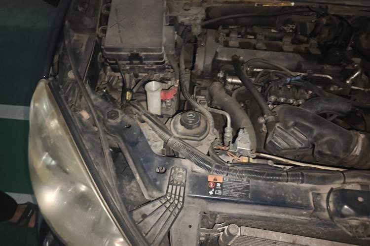 Used Buick GL8 2011 2.4L CT Comfort Edition Engine Bay Right