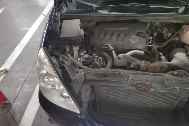 Used Buick GL8 2011 2.4L LT Executive Edition Engine Bay Right
