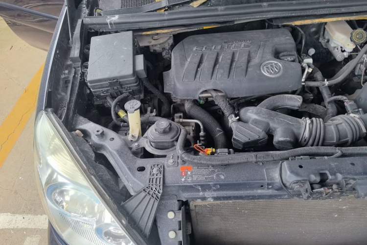 Used Buick GL8 2011 2.4L LT Executive Edition Engine Bay Right