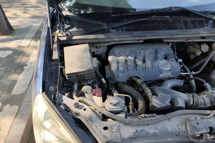 Used Buick GL8 2011 2.4L LT Executive Edition Engine Bay Right