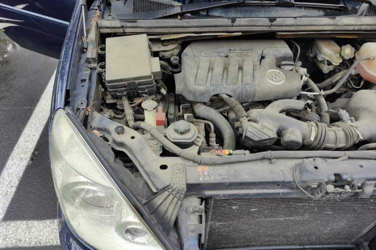 Used Buick GL8 2011 2.4L CT Comfort Edition Engine Bay Right