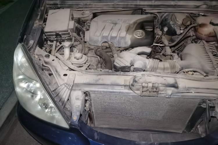 Used Buick GL8 2011 2.4L CT Comfort Edition Engine Bay Right