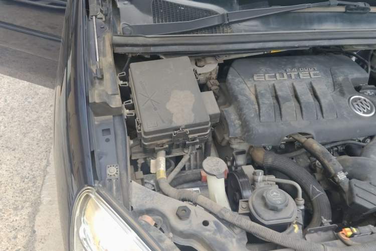 Used Buick GL8 2011 2.4L CT Comfort Edition Engine Bay Right