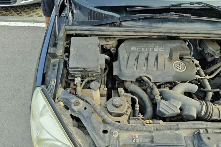 Used Buick GL8 2011 2.4L CT Comfort Edition Engine Bay Right