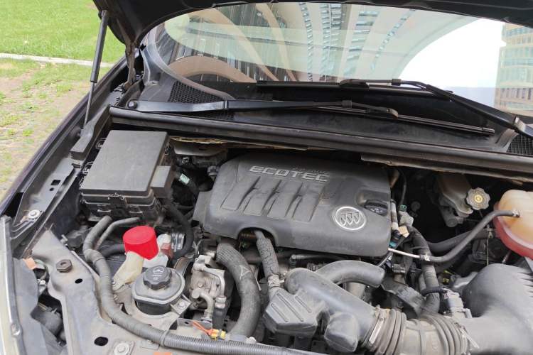 Used Buick GL8 2011 2.4L LT Executive Edition Engine Bay Right