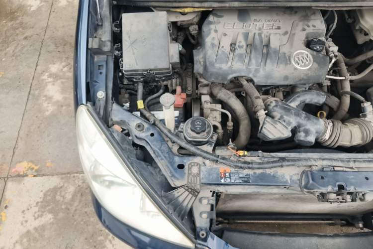 Used Buick GL8 2011 2.4L LT Executive Edition Engine Bay Right