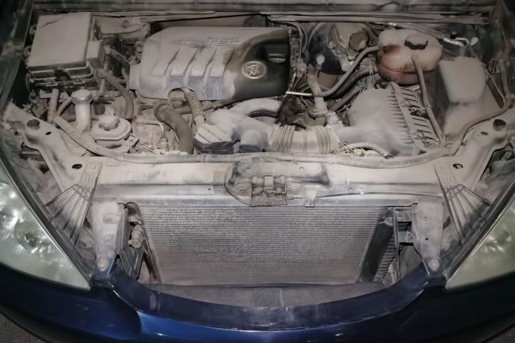 Used Buick GL8 2011 2.4L CT Comfort Edition Engine Bay