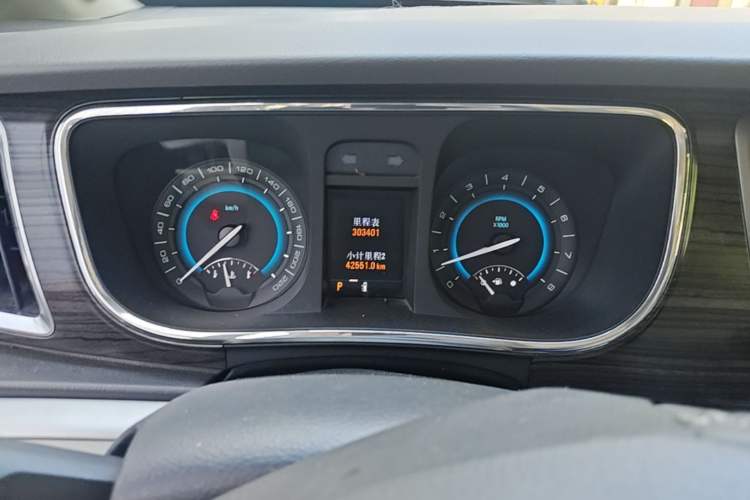 Used Buick GL8 2011 3.0L XT Luxury Business Flagship Edition Odometer Close Up