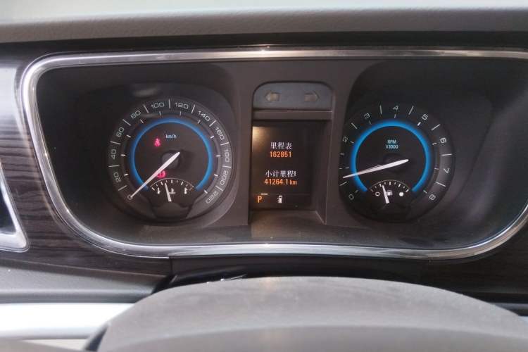 Used Buick GL8 2011 3.0L GT Luxury Business Haoya Edition Odometer Close Up