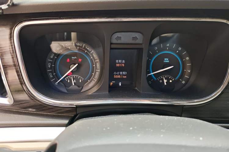 Used Buick GL8 2011 3.0L GT Luxury Business Haoya Edition Odometer Close Up