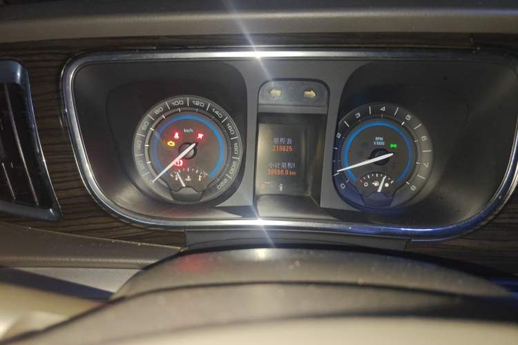 Used Buick GL8 2011 3.0L GT Luxury Business Haoya Edition Odometer Close Up