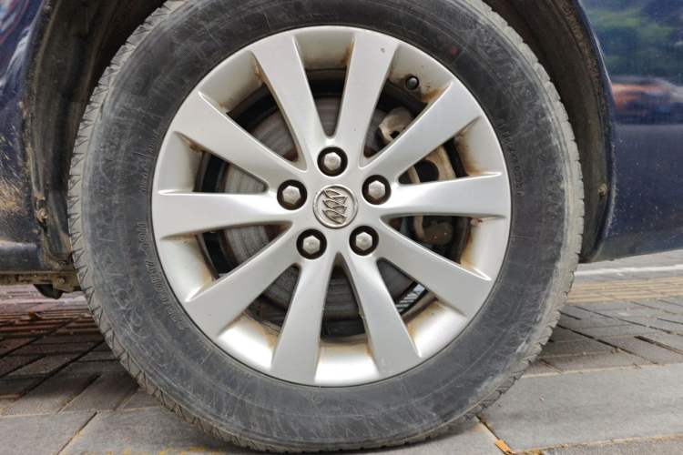 Used Buick GL8 2011 2.4L LT Executive Edition Right Front Wheel Hub