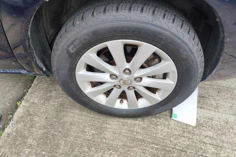 Used Buick GL8 2011 2.4L LT Executive Edition Right Front Wheel Hub