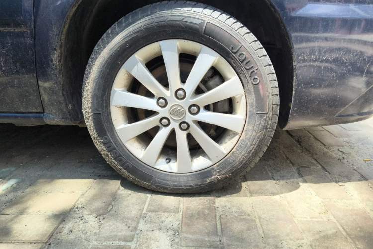 Used Buick GL8 2011 2.4L CT Comfort Edition Right Front Wheel Hub