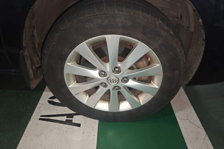 Used Buick GL8 2011 2.4L CT Comfort Edition Right Front Wheel Hub