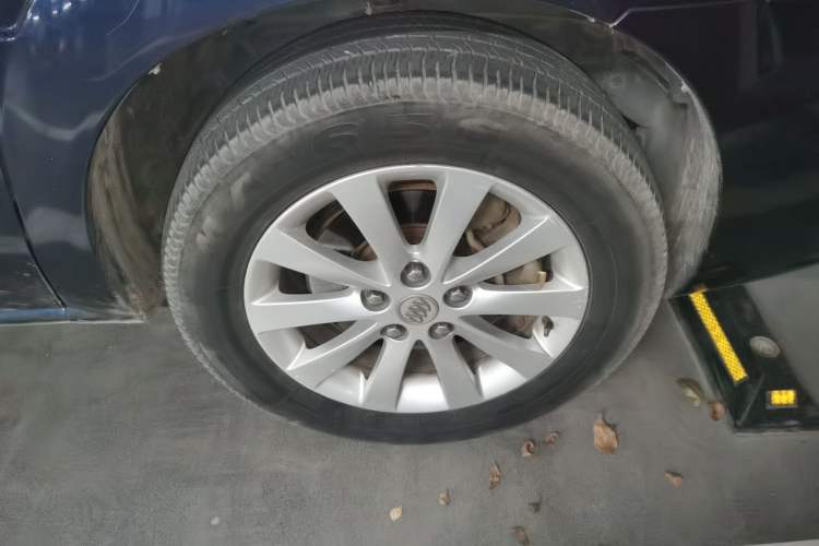 Used Buick GL8 2011 2.4L LT Executive Edition Right Front Wheel Hub