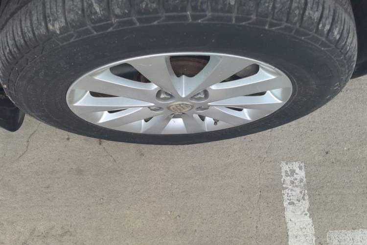 Used Buick GL8 2011 2.4L LT Executive Edition Right Front Wheel Hub