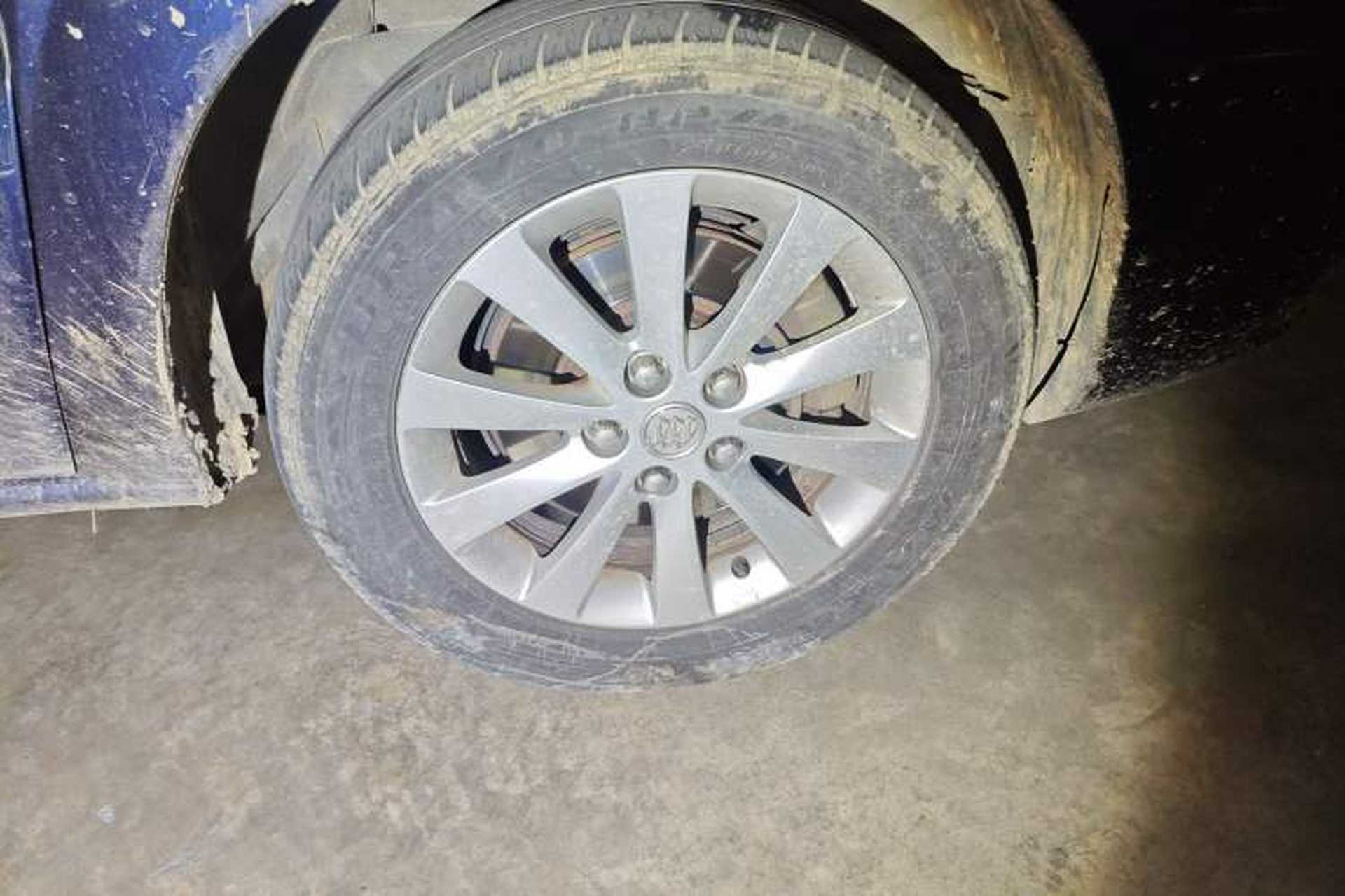 Used Buick GL8 2011 2.4L LT Executive Edition Right Front Wheel Hub