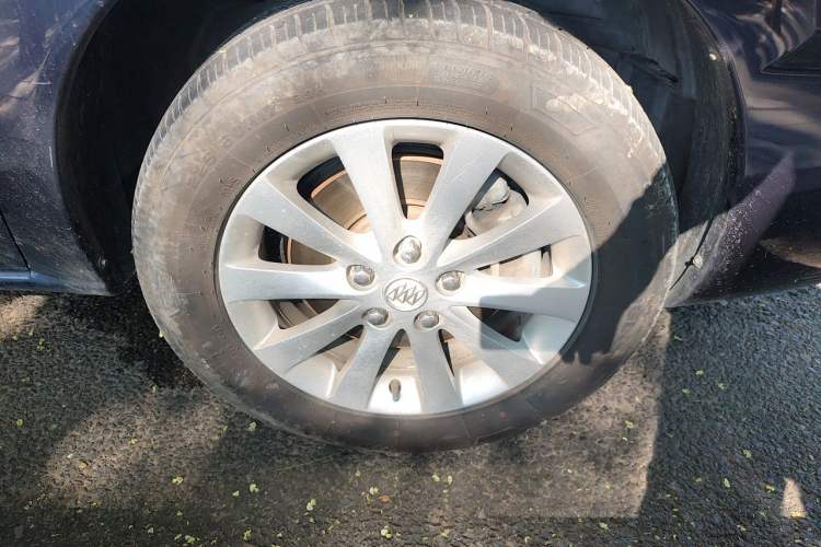 Used Buick GL8 2011 2.4L LT Executive Edition Right Front Wheel Hub
