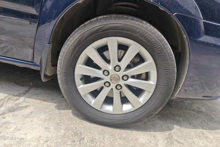 Used Buick GL8 2011 2.4L LT Executive Edition Right Front Wheel Hub