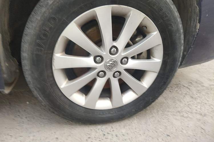Used Buick GL8 2011 2.4L LT Executive Edition Right Front Wheel Hub