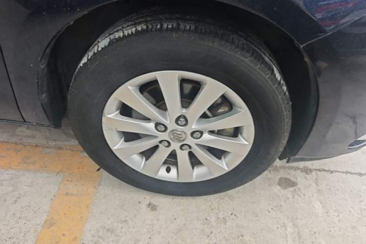 Used Buick GL8 2011 2.4L CT Luxury Business Comfort Edition Right Front Wheel Hub