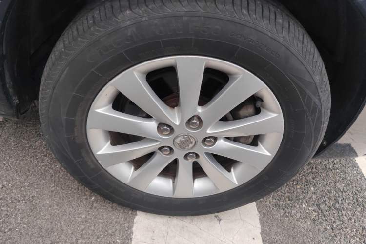 Used Buick GL8 2011 2.4L LT Executive Edition Right Front Wheel Hub