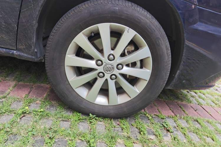 Used Buick GL8 2011 2.4L LT Executive Edition Right Front Wheel Hub