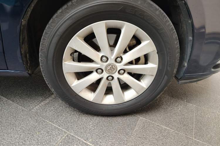 Used Buick GL8 2011 2.4L CT Luxury Business Comfort Edition Right Front Wheel Hub