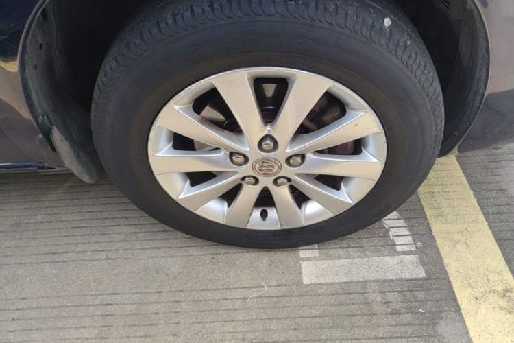 Used Buick GL8 2011 2.4L CT Comfort Edition Right Front Wheel Hub