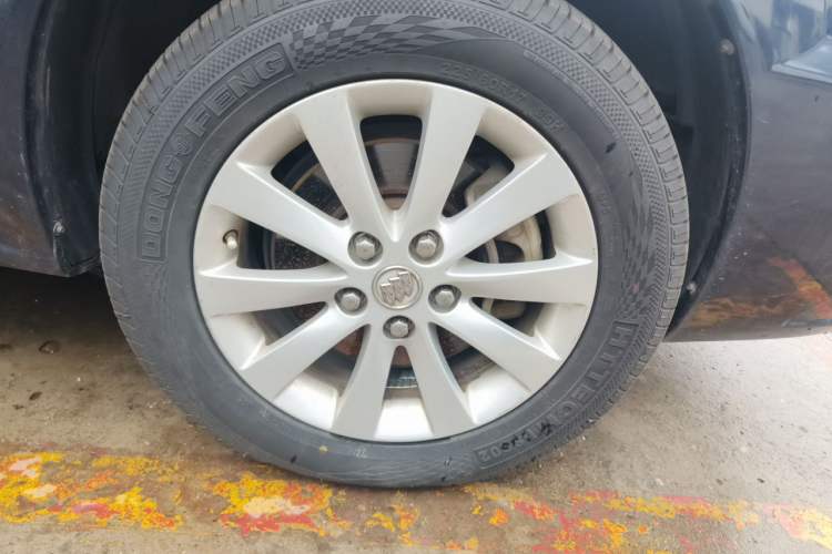 Used Buick GL8 2011 2.4L LT Executive Edition Right Front Wheel Hub