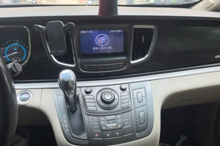 Used Buick GL8 2011 3.0L GT Luxury Business Haoya Edition Audio And AC Panel
