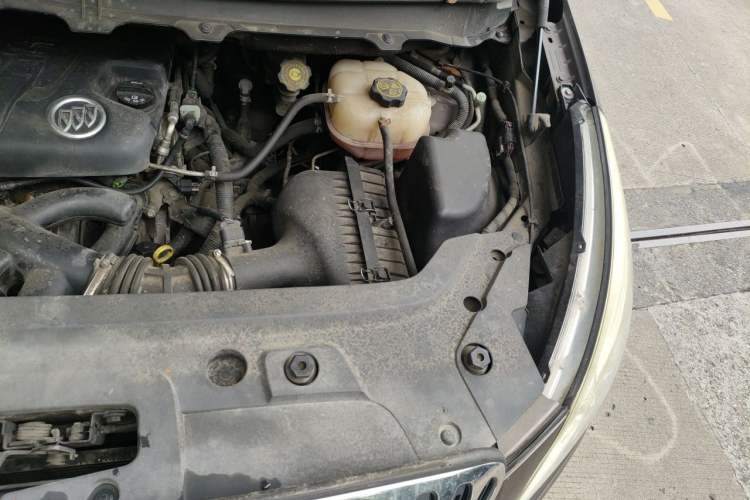 Used Buick GL8 2011 2.4L LT Luxury Business Executive Edition Engine Bay Left