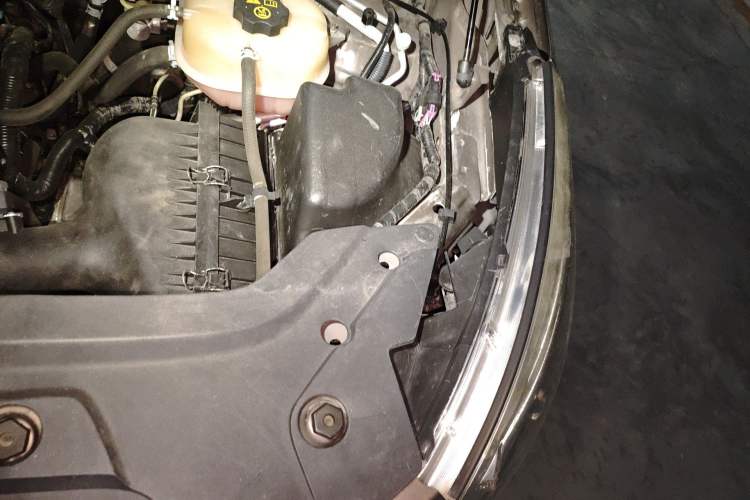Used Buick GL8 2011 2.4L LT Luxury Business Executive Edition Engine Bay Left