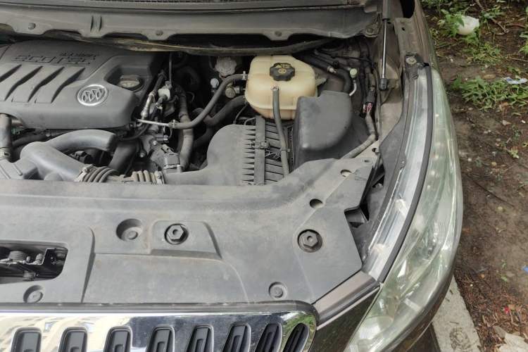 Used Buick GL8 2011 2.4L CT Luxury Business Comfort Edition Engine Bay Left