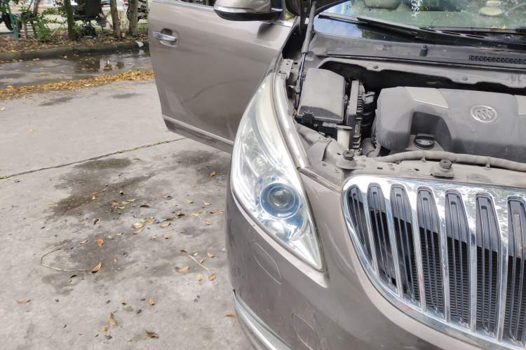 Used Buick GL8 2011 2.4L LT Luxury Business Executive Edition Engine Bay Right