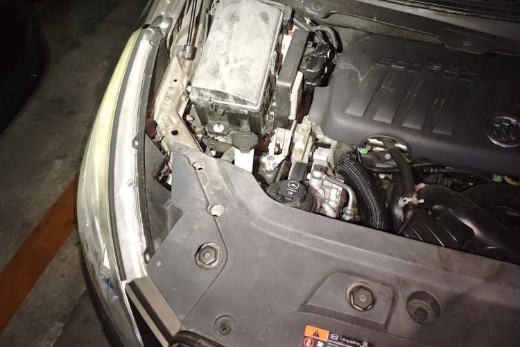 Used Buick GL8 2011 2.4L LT Luxury Business Executive Edition Engine Bay Right