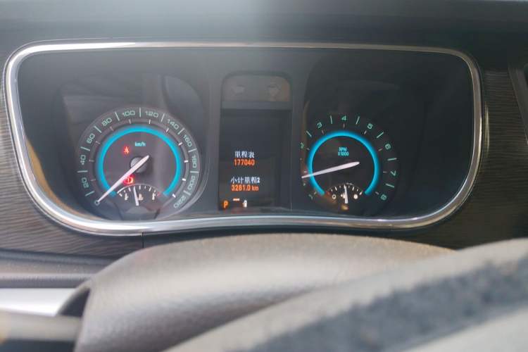 Used Buick GL8 2011 2.4L LT Luxury Business Executive Edition Odometer Close Up