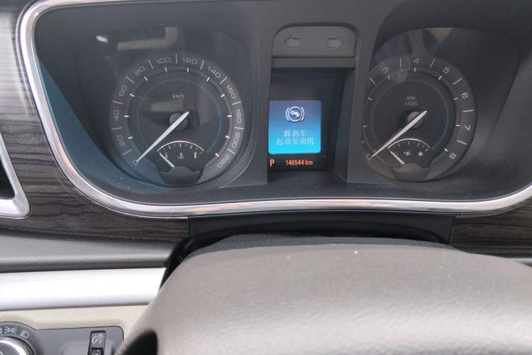 Used Buick GL8 2011 3.0L XT Luxury Business Flagship Edition Odometer Close Up
