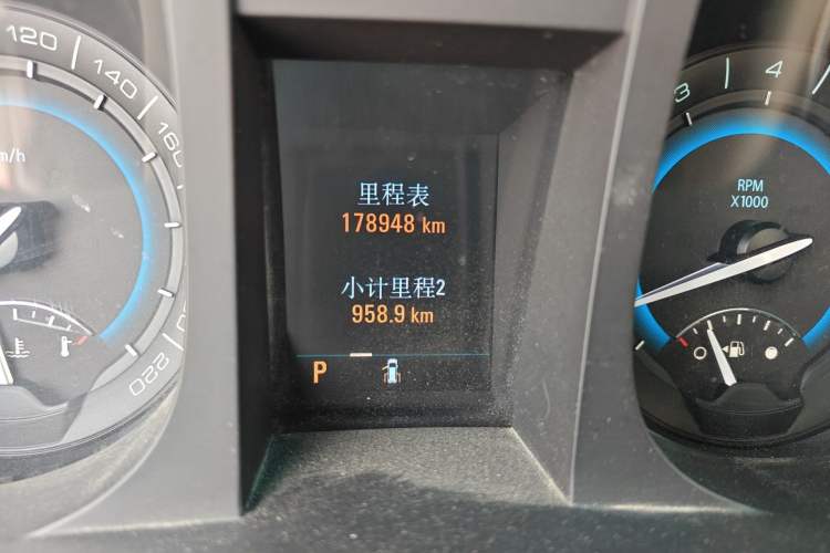 Used Buick GL8 2011 3.0L XT Luxury Business Flagship Edition Odometer Close Up
