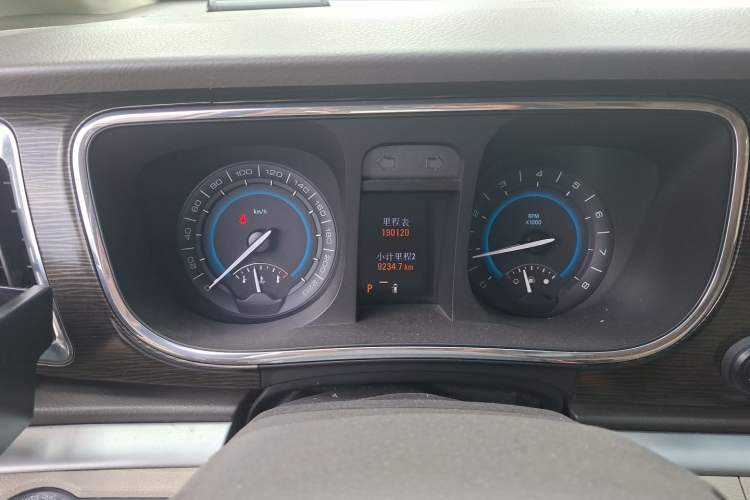 Used Buick GL8 2011 2.4L LT Luxury Business Executive Edition Odometer Close Up