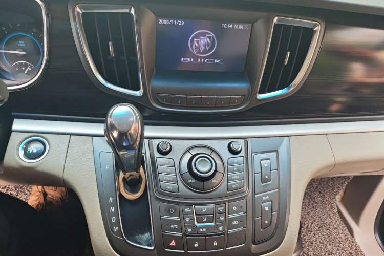 Used Buick GL8 2011 3.0L GT Luxury Business Haoya Edition Audio And AC Panel
