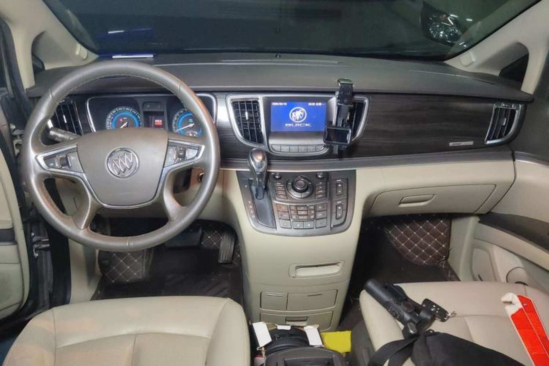 Used Buick GL8 2011 3.0L XT Luxury Business Flagship Edition Center Console