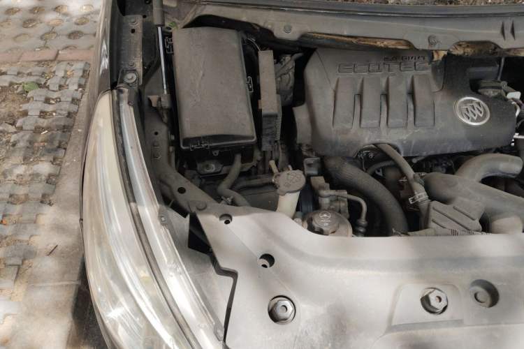 Used Buick GL8 2011 2.4L LT Luxury Business Executive Edition Engine Bay Right