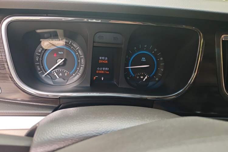 Used Buick GL8 2011 3.0L GT Luxury Business Haoya Edition Odometer Close Up