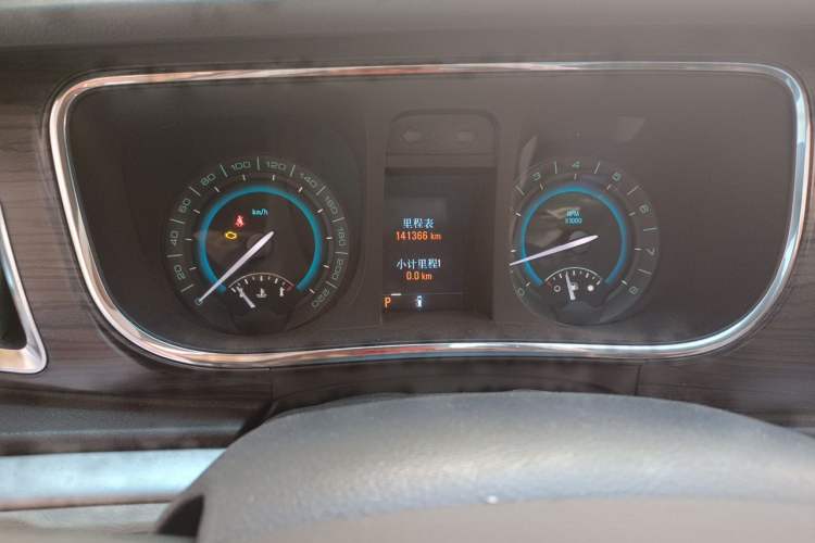 Used Buick GL8 2011 3.0L XT Luxury Business Flagship Edition Odometer Close Up