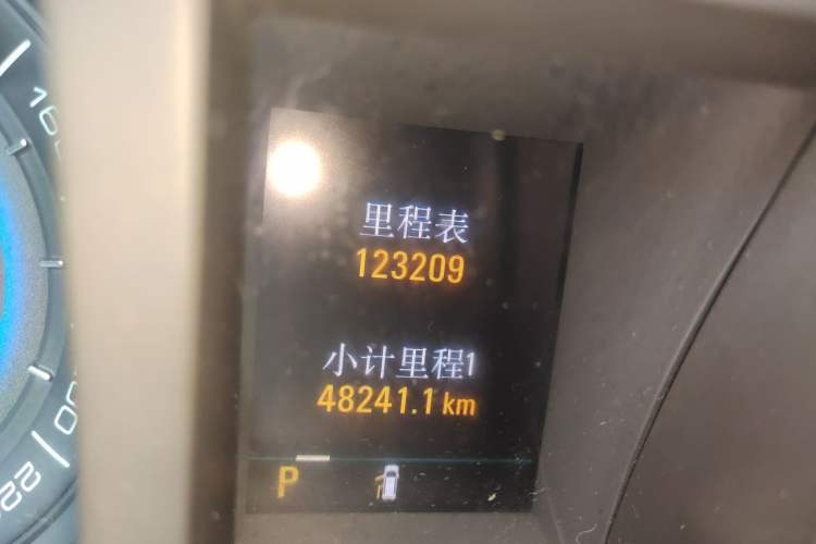Used Buick GL8 2011 3.0L XT Luxury Business Flagship Edition Odometer Close Up